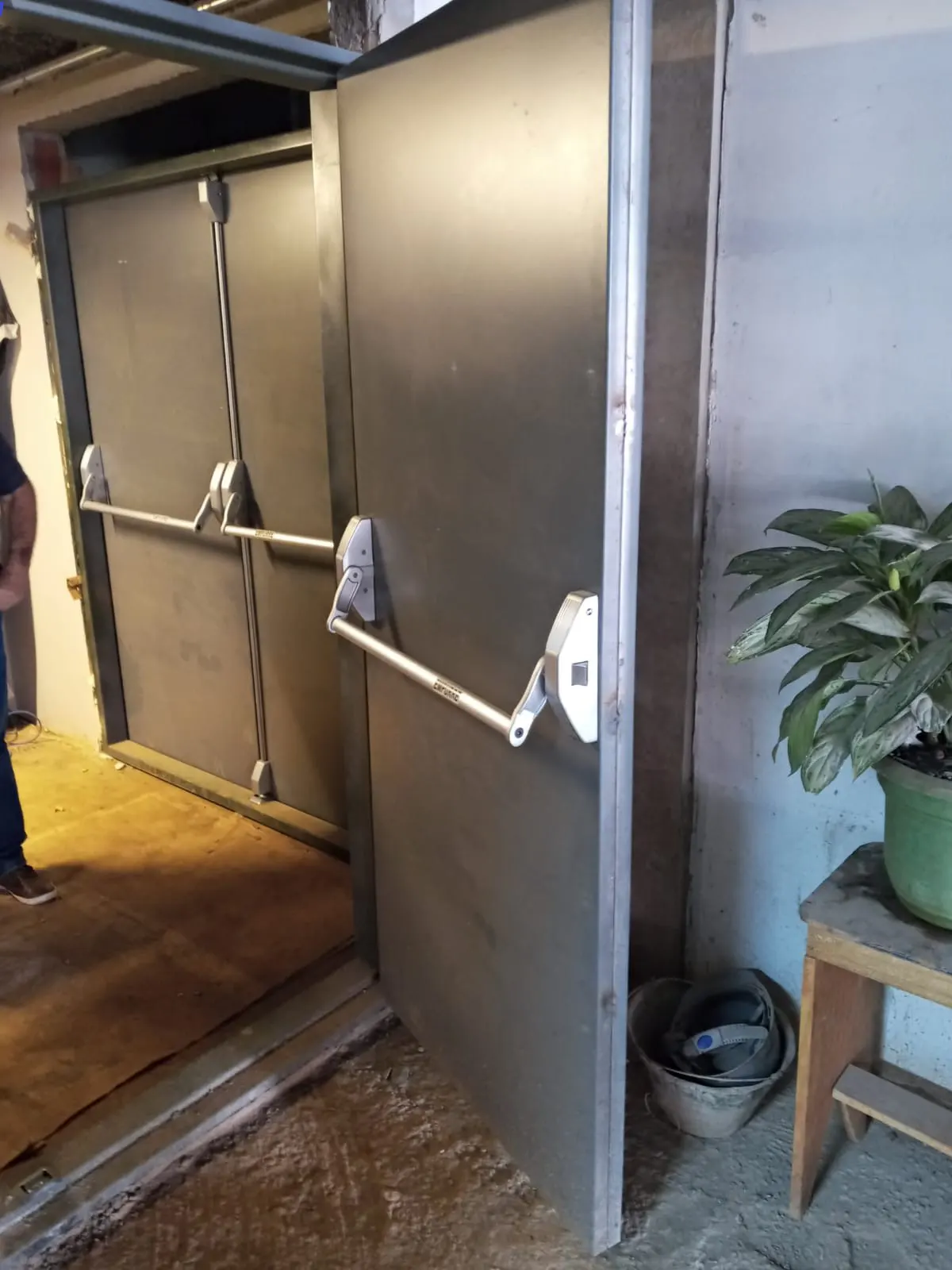Porta dupla termoacústica em aço, um dos modelos de portas e janelas acústicas instalados pela Khapa