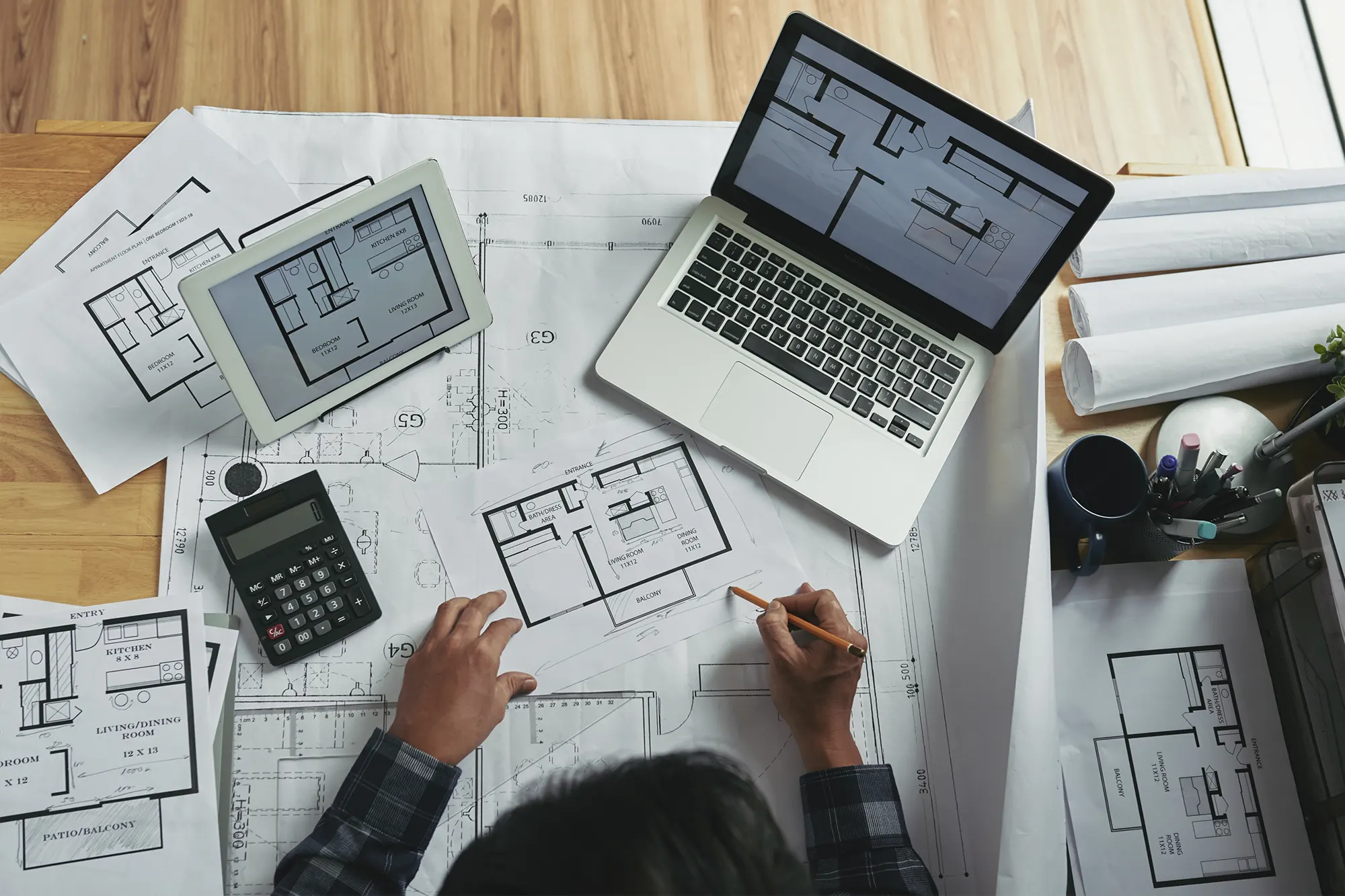 Arquiteto desenhando projeto de edificação com estudo de conforto acústico e térmico