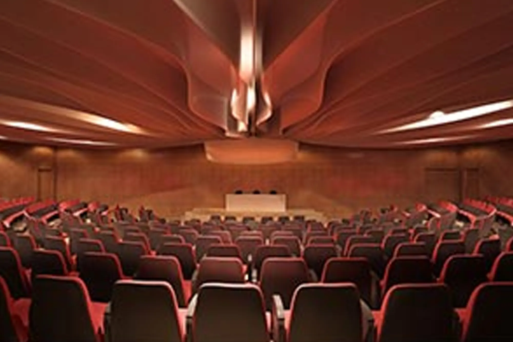 Auditório com tratamento acústico em teto e paredes projetado pela Khapa